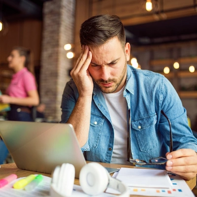 میگرن چیست؟ علائم، علت، محرک‌ها و راه‌های کنترل حمله میگرنی